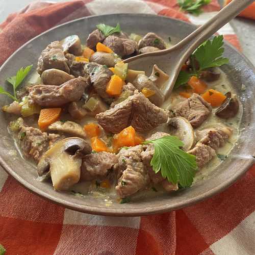 Beef cubed mixed with sliced ​​mushrooms, celery and carrot cubes in yellow soup