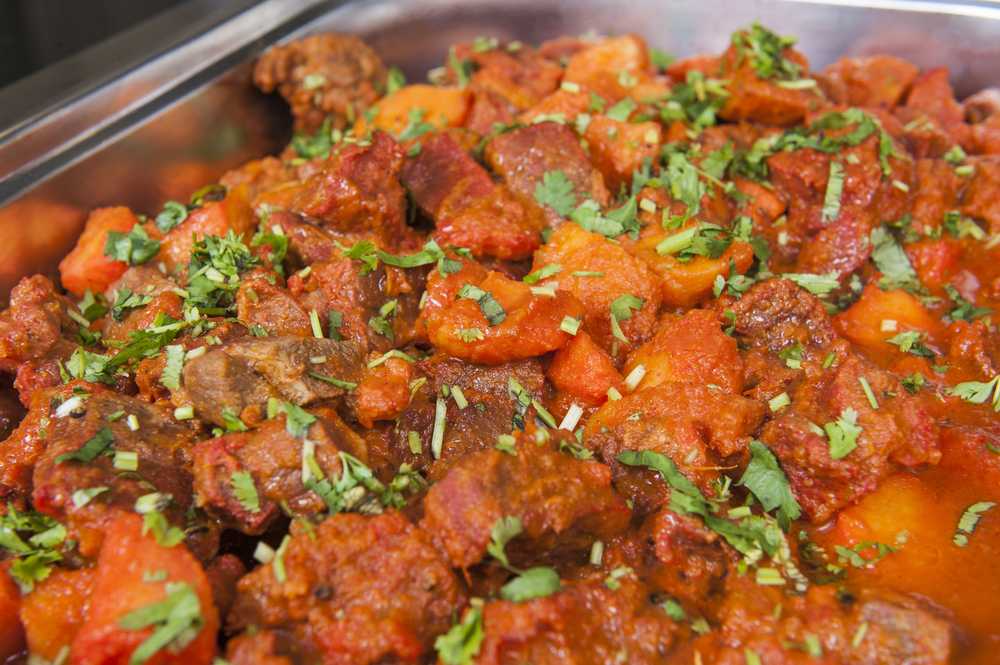Beef chunks in tomato sauce with spices and chopped parsley