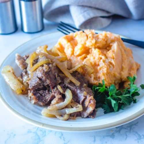 Beef roast with caramelized onions with mashed sweet potatoes and parsley on side