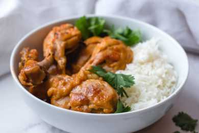 Chicken Drumsticks in red sauce served with white rice and fresh parsley