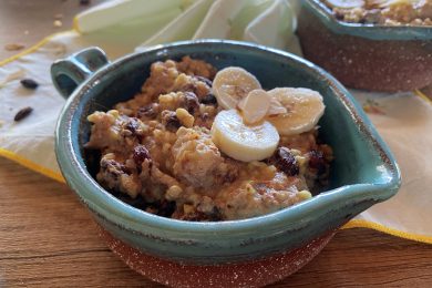 Buckwheat porridge with raisins, banana and almond slices