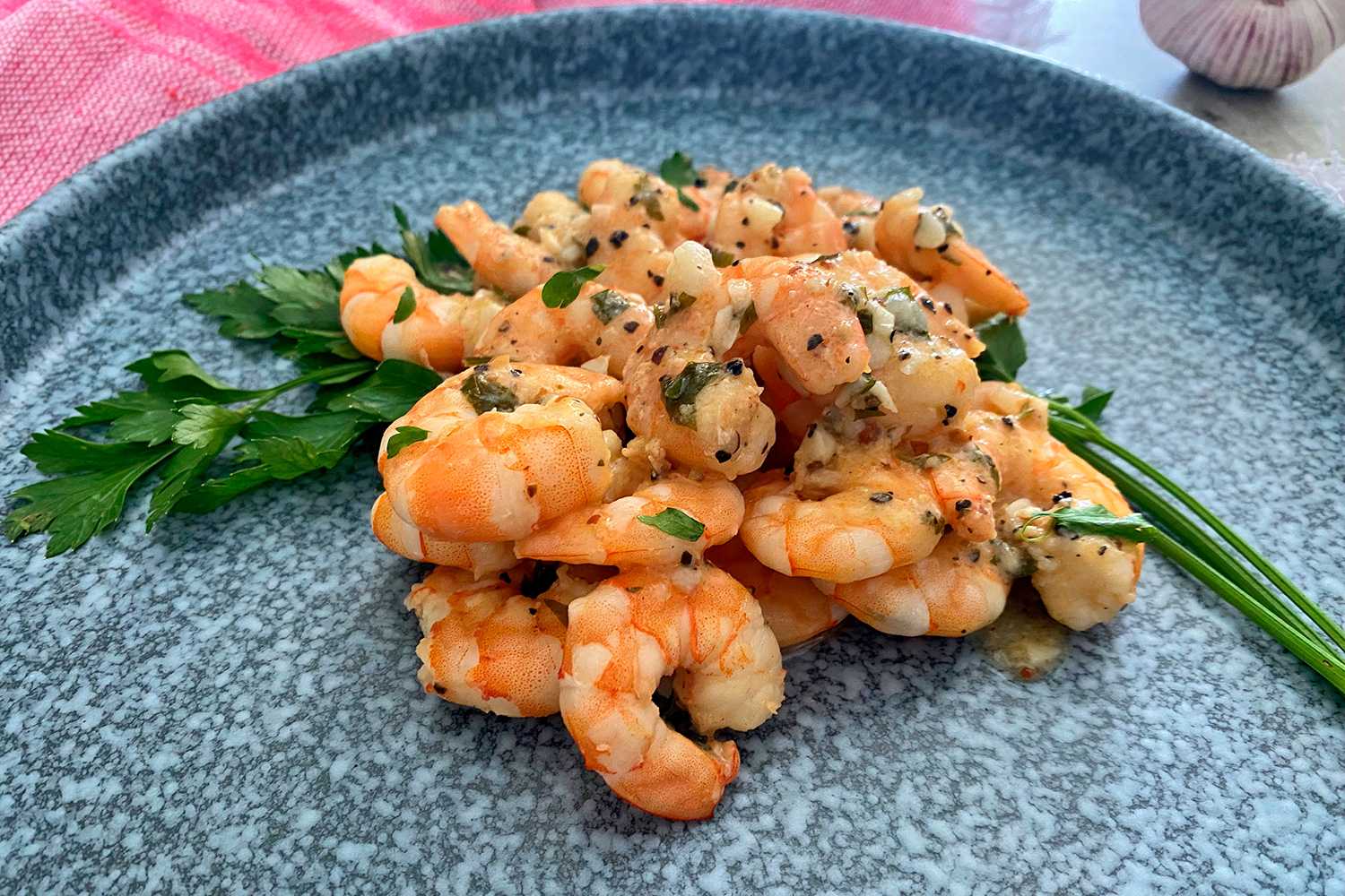 Roasted shrimp with parsley on a blue plate