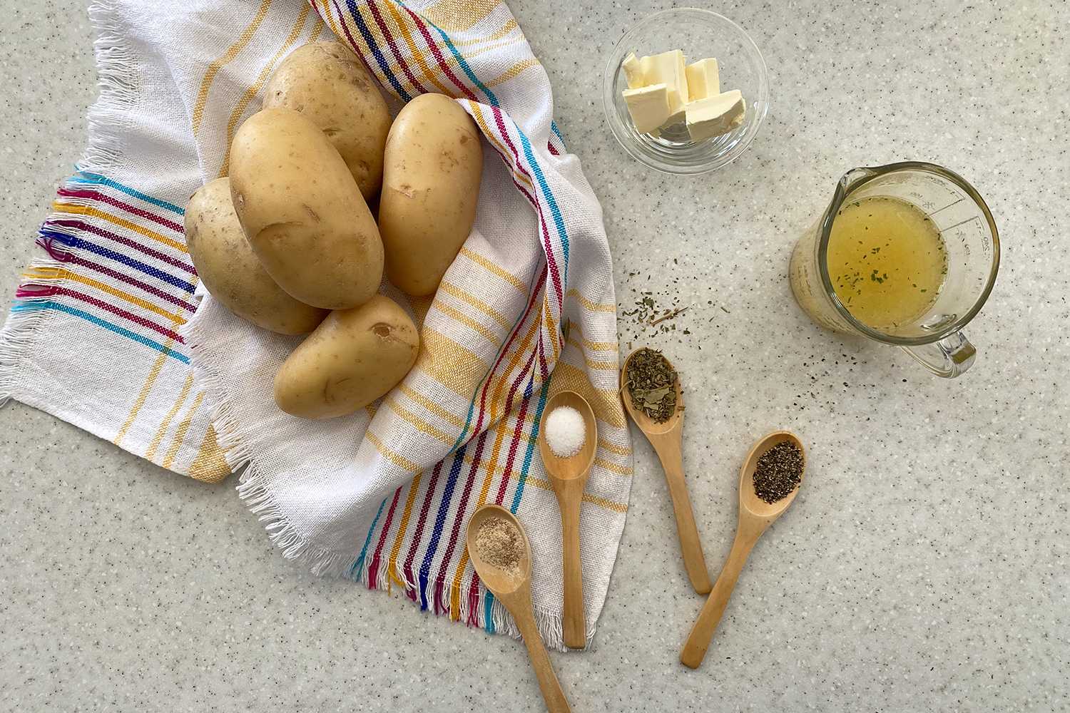Zutaten, die für die Zubereitung von Kartoffelpüree im Instant-Topf benötigt werden 