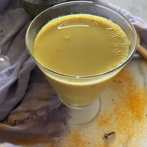 Gelbe Milch aus Kurkuma in einem Glas