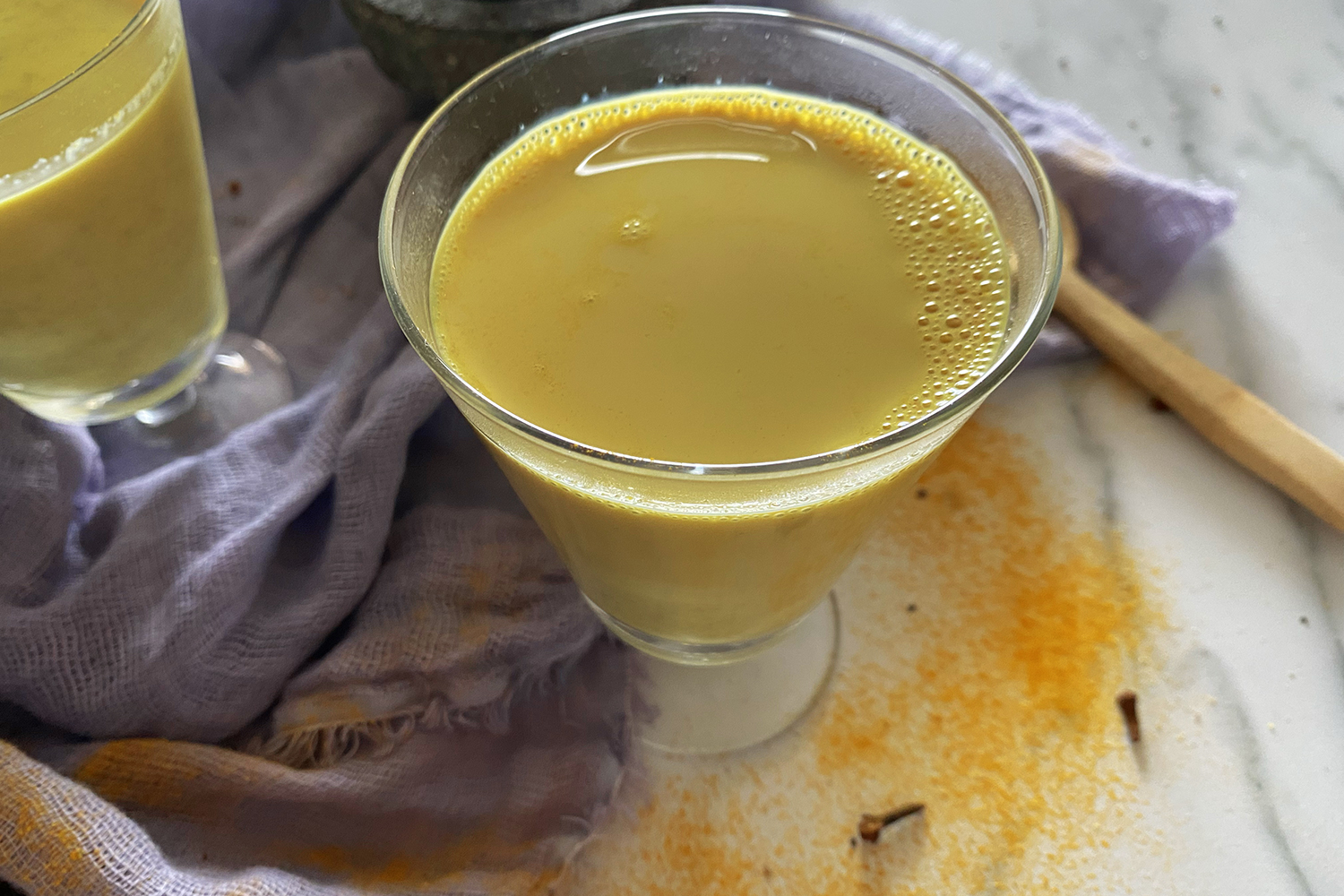 Gelbe Milch aus Kurkuma in einem Glas
