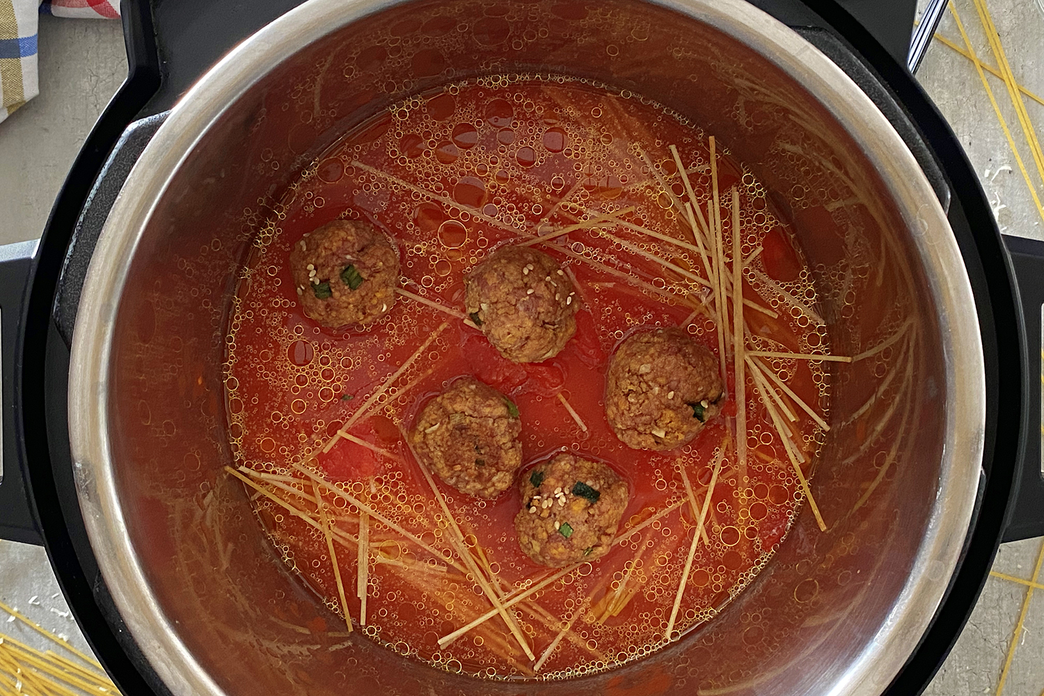 Špageti s mesnim okruglicama u umaku od rajčice unutar instant lonca, pogled odozgo