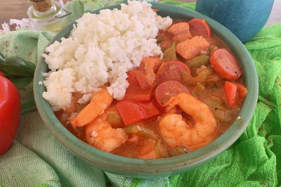 bowl of instant pot chicken gumbo with a side of rice 