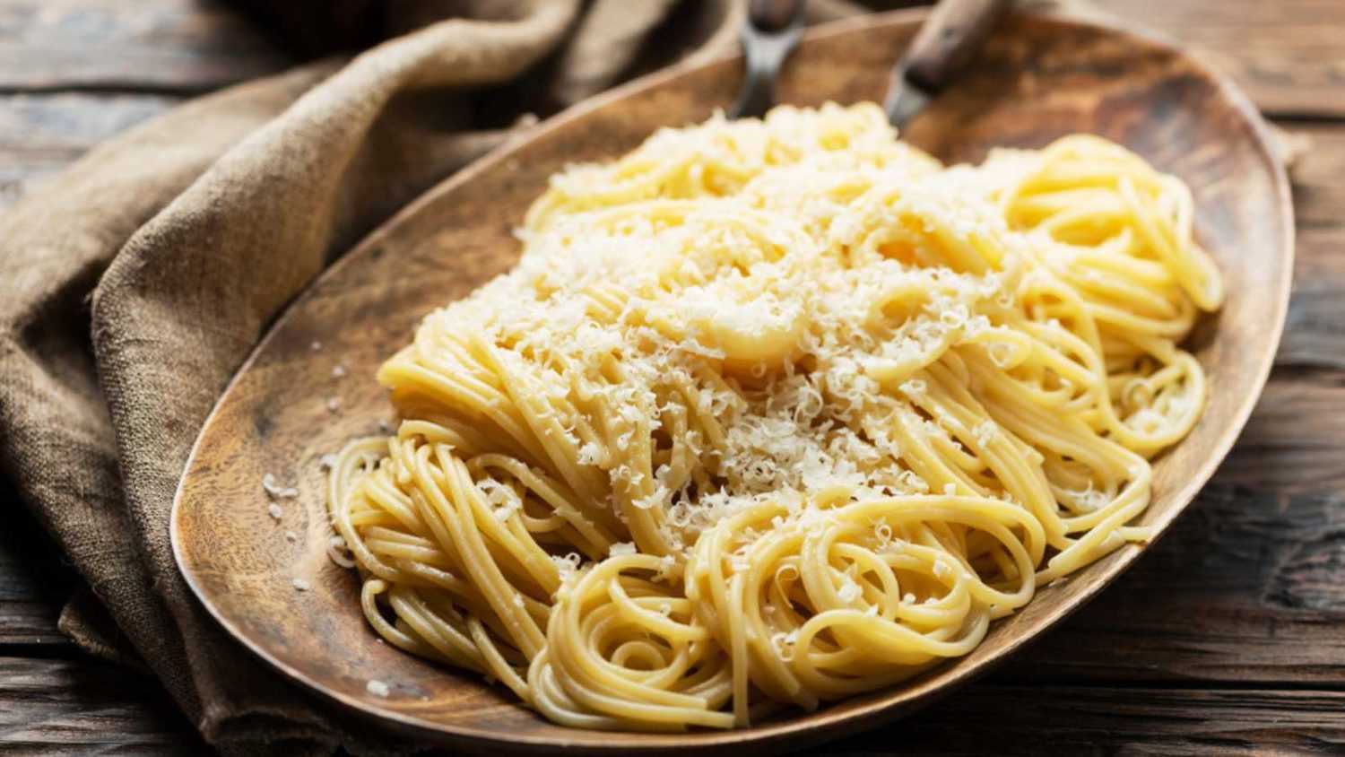 Traditional iatlian spaghetti with cheese and butter Â«pasta in biancoÂ», selective focus