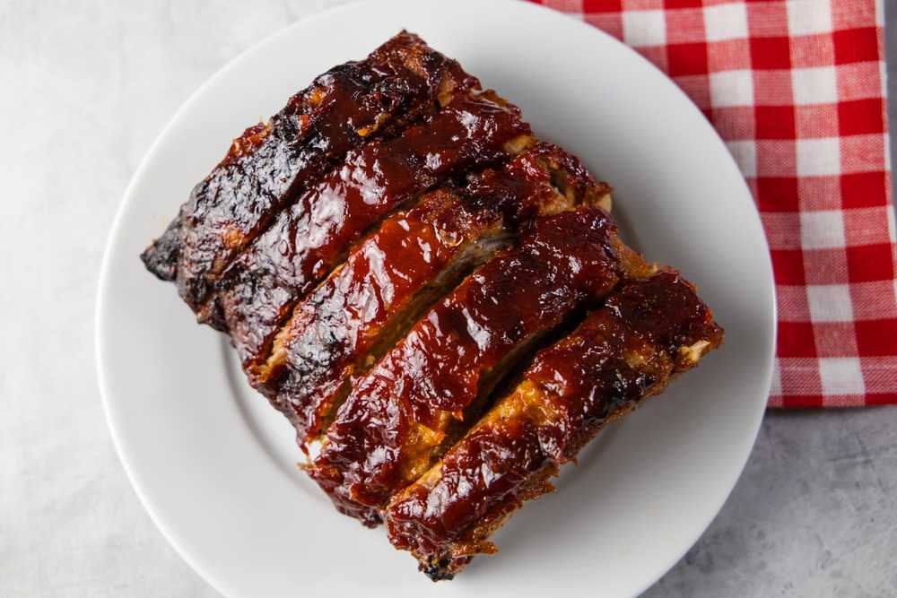 Spare Ribs on a white plate.