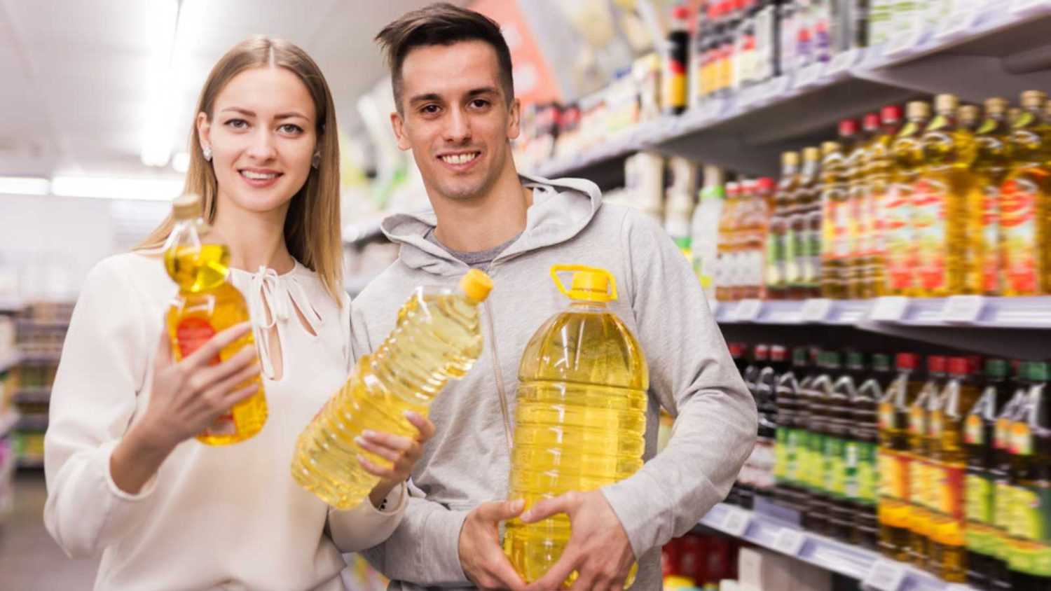 Couples buying vegetable oil