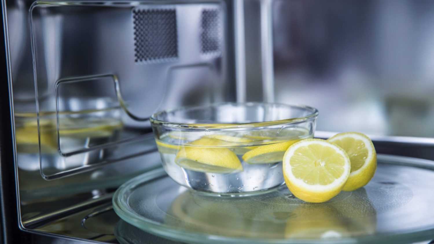 Cleaning microwave with lemon