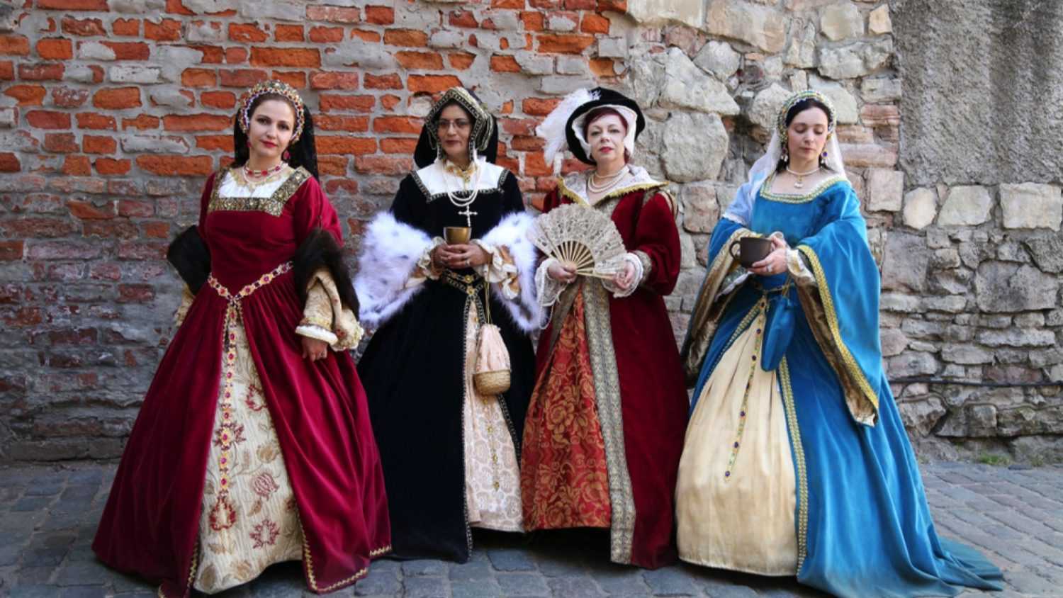 Women in medieval clothes