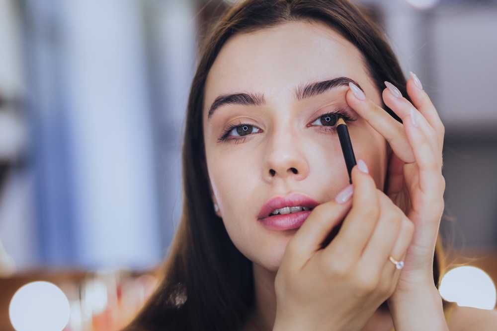 girl using makeup Eyeliner